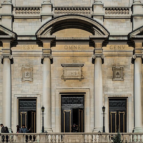 The columned entrance of the Church of the Holy Name, a Latin inscription carved into the stone above the doors.