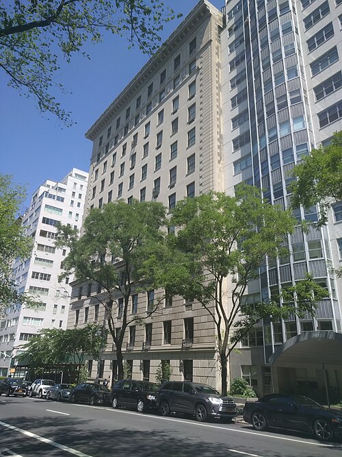 907 Fifth Avenue at 72nd Street, a limestone apartment house from 1915 with a later white brick tower beside it and cars parked the length of the block.