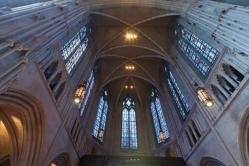 The interior of Heinz Memorial Chapel, with high ribbed stone vaulting and stained glass windows.